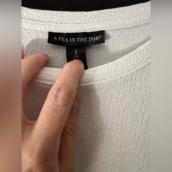 A Pea in the Pod size small tie front top in textured crepe material. - Picture 3 of 3